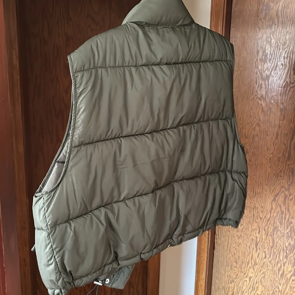 Green H&M puffer vest - Picture 3 of 4